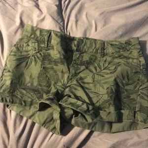 Old navy green leafy shorts  camo